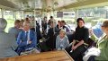 04b-Genodigden in de bus